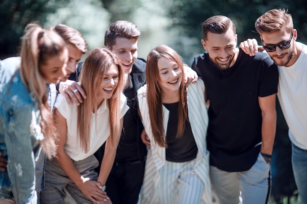 Foto close upa gruppo di giovani di successo il concetto di team building