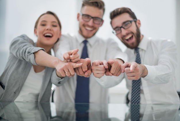 Закрыть улыбающуюся бизнес-команду, указывающую на концепцию выбора