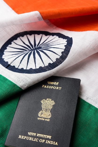 Close-upbeeld dat paspoort toont dat over Indische Vlag wordt geplaatst. Selectieve focus