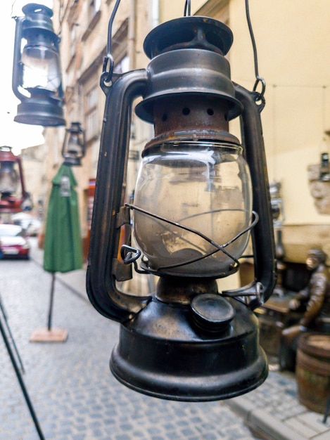 Close-upbeeld van antieke gaslantaarn die op de straat van oude Europese stad hangt