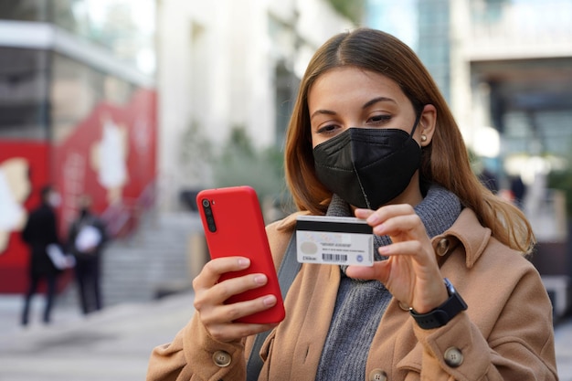 Close-upbeeld van een jonge vrouw die creditcard gebruikt om online op mobiele telefoon te kopen en te winkelen