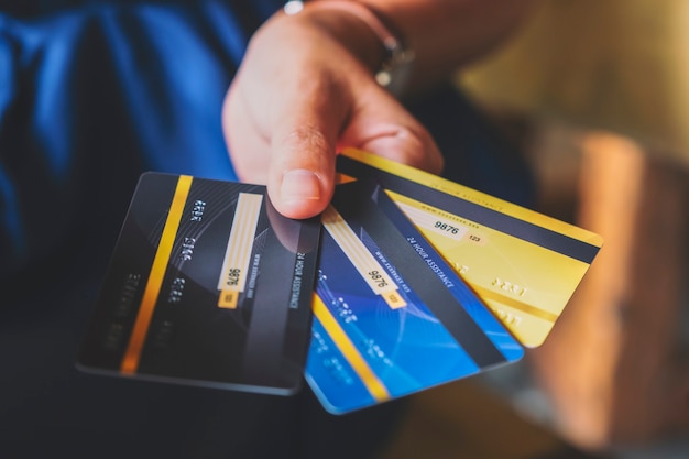 Close-upbeeld van een vrouw die creditcard vasthoudt en toont