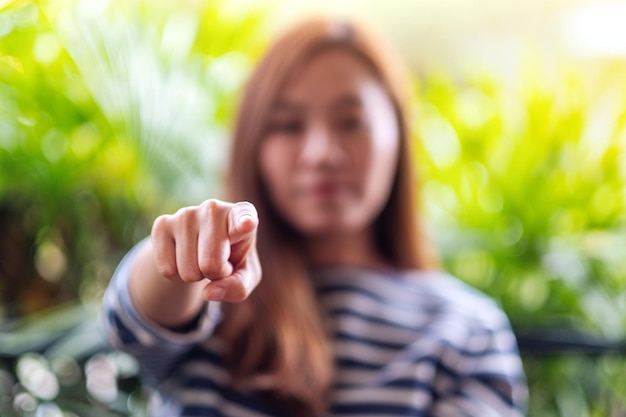 Foto close-upbeeld van een vrouw die met de vinger naar jou wijst