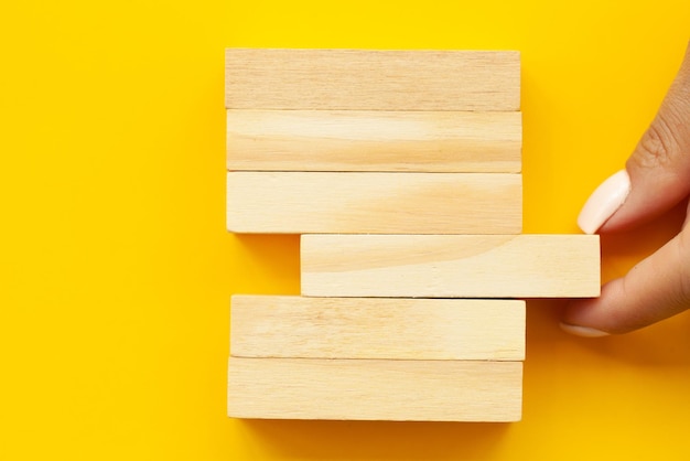 Close-upbeeld van handen die lege houten kubusblokken tonen