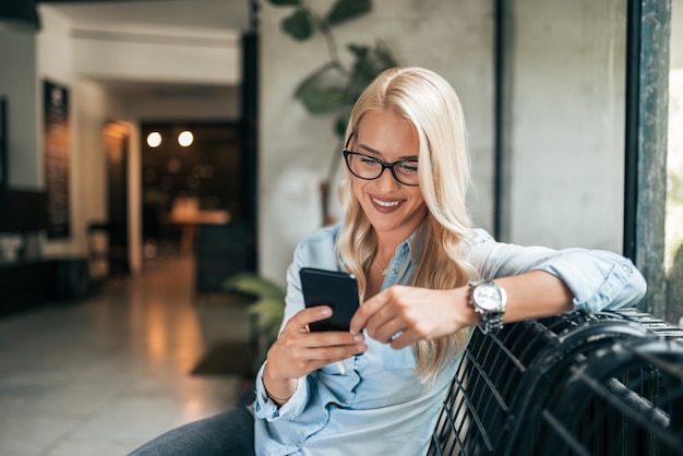 Close-upbeeld van het schitterende blondevrouw binnen texting.