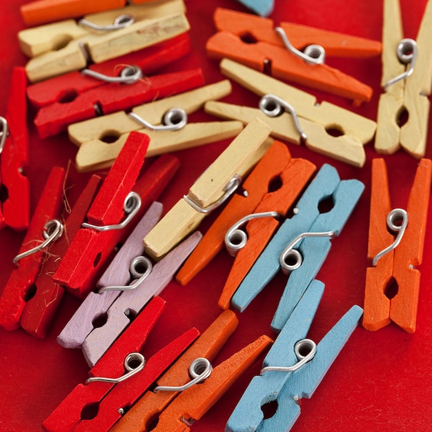 Foto close-upbeeld van kleurrijke bureauwasknijpers