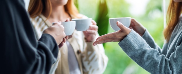 Foto close-upbeeld van mensen die graag samen praten en koffie drinken