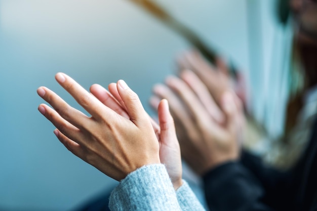 Close-upbeeld van mensen die in elkaars handen klappen