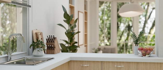 Close-upbeeld van moderne keukengootsteen op een minimale keukencountertop met decor