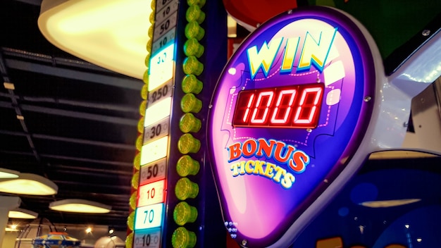 Close-upbeeld van neonvertoning die jackpot in casino of loterij bij pretpark toont