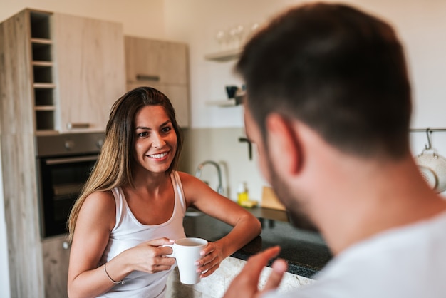 Close-upbeeld van paar die ochtendkoffie drinken.