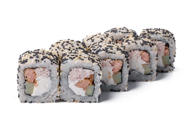 Close-upbeeld van sushibroodjes dat bij witte background wordt geïsoleerd