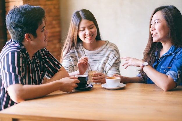 Close-upbeeld van vrienden die genoten hebben van praten en samen koffie drinken in café