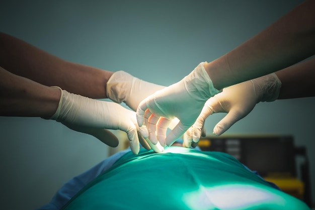 Close-upbeelden team van doktershand die een operatie uitvoert aan de patiënt in de operatiekamer
