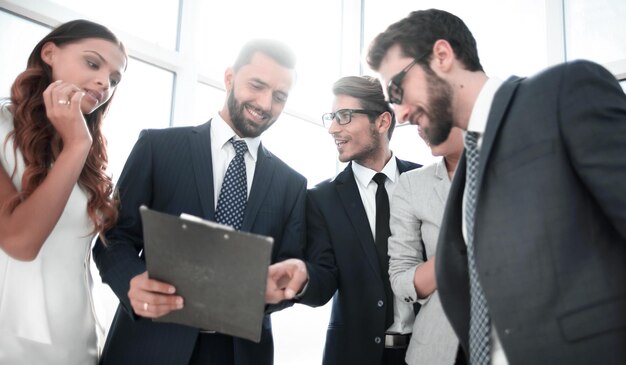 Close upcolleghi di lavoro che discutono di documenti aziendali