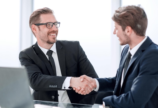 Photo close upbusiness partners shaking hands people and technology