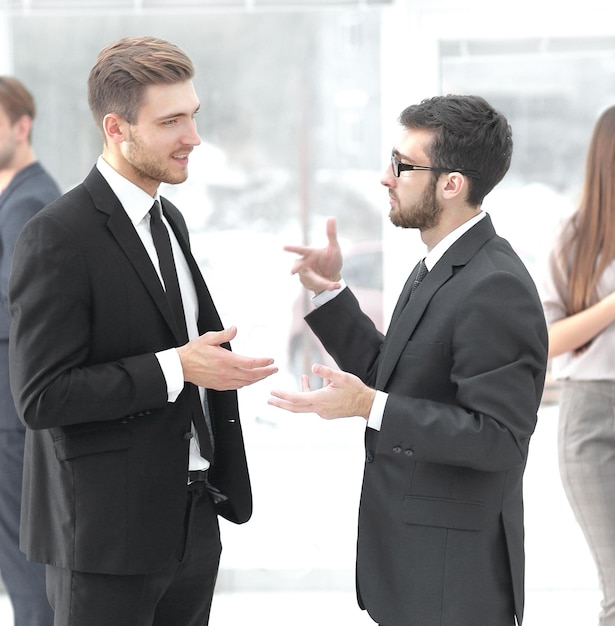 Close upbusiness people discuss business problems standing in the office