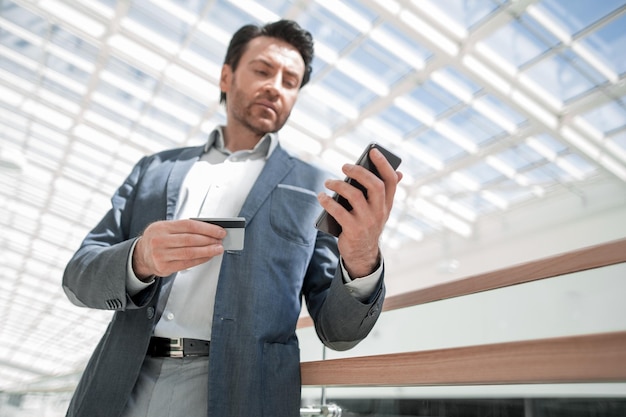 Close upbusinessman dialing the number on the smartphone