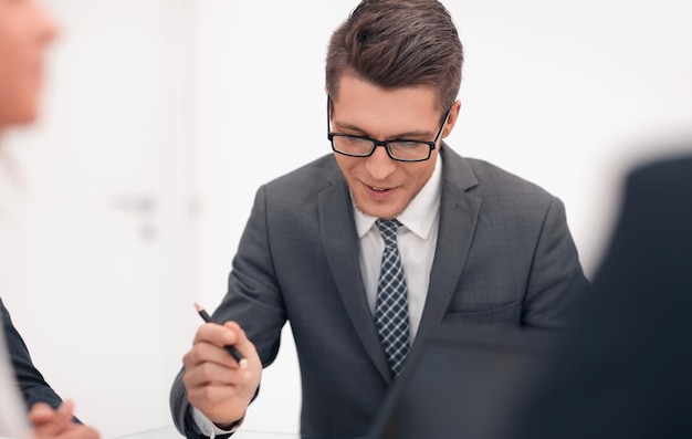 Close upbusinessman holds a working meetingbusiness people