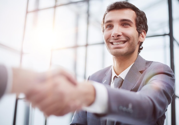 Close upbusinessman shaking hands with his business partner