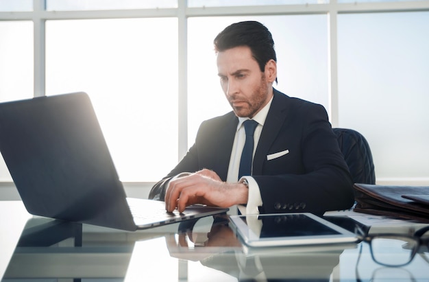 Close upbusinessman sitting at the office tablebusiness concept