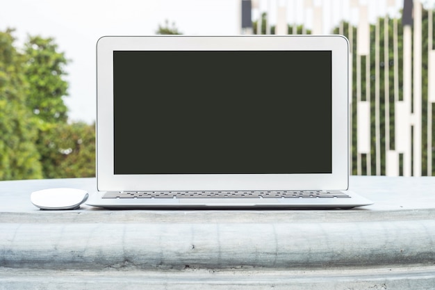 Close-upcomputer op cementbureau in het park