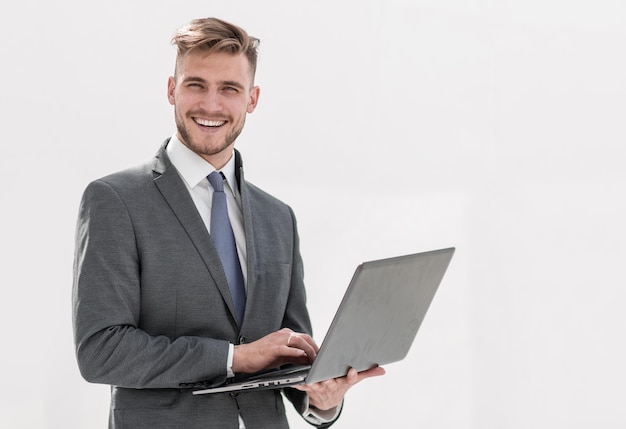 Close-upde zakenman gebruikt een nieuwe laptop