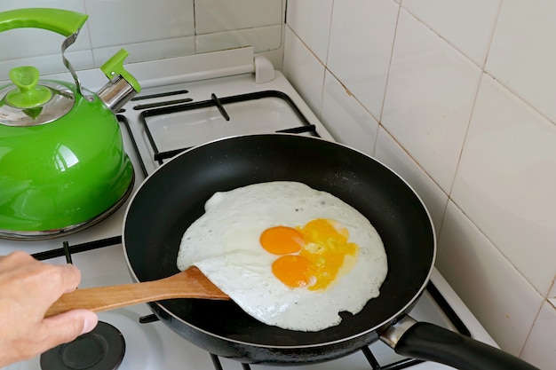 Close-upeieren worden gebakken in een pan en sommige gebroken, voor het concept van amateurkok