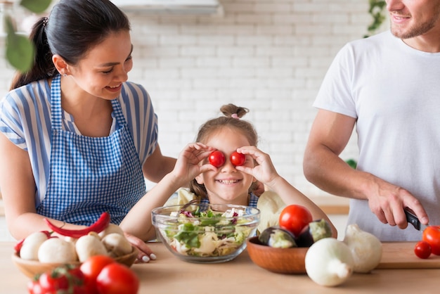 Foto close-upfamilie die samen koken