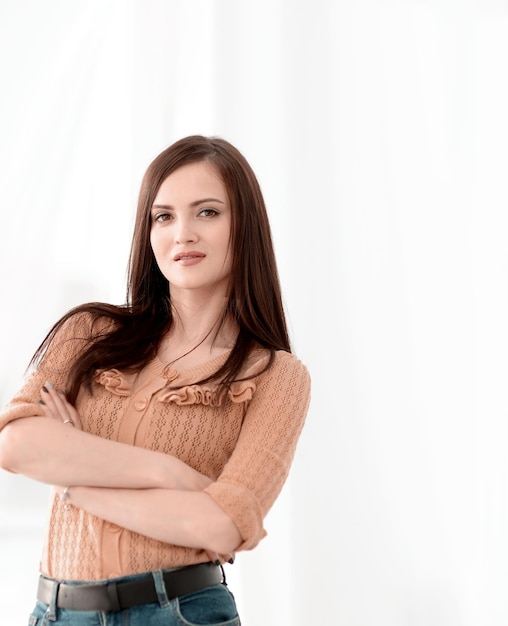 Primo piano giovane donna alla moda in jeans