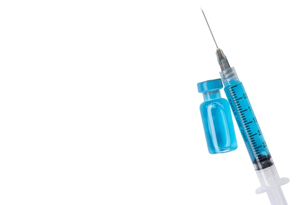 Close-upflesjes met vaccin en spuit voor virusbescherming die op witte achtergrond wordt geïsoleerd