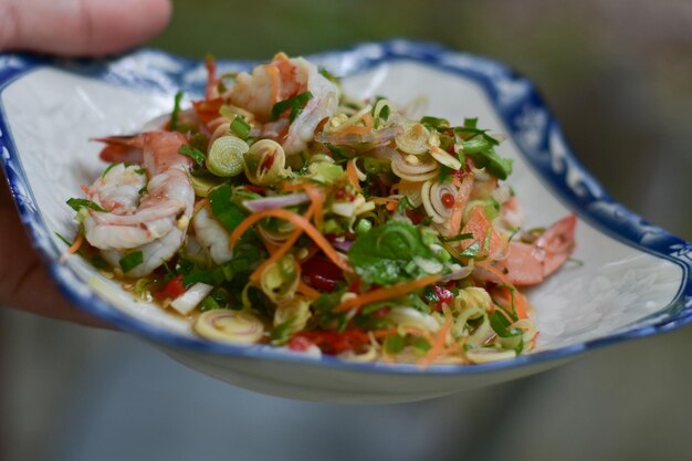 Close-upfoto's van voedsel van handen die eten en drinken vasthouden