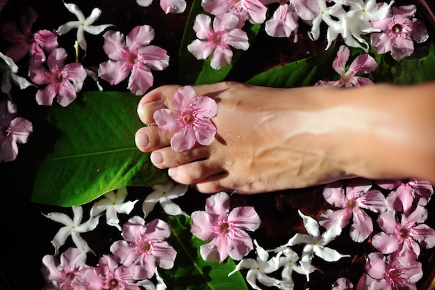 Close-upfoto van de voeten van een vrouw in spa salon op pedicure procedure. Benen zorgconcept