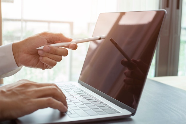 Close-upfoto van mannelijke handen met laptop