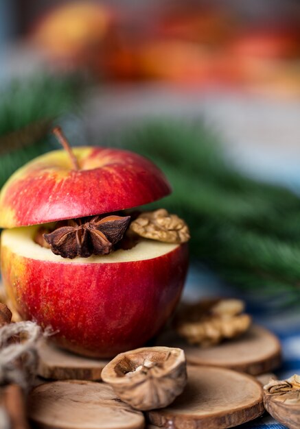 Close-upfoto van smakelijke gebakken appelen met Kerstmisdecoratie