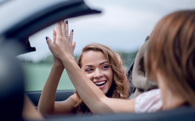 Photo close upgood friends giving each other high five