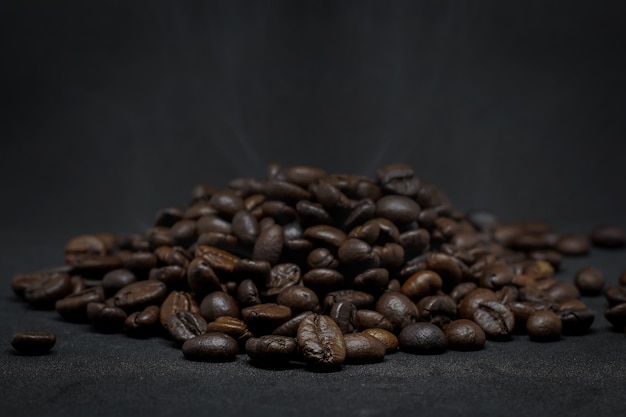 Close-upgroep koffiebonen op de donkere achtergrond