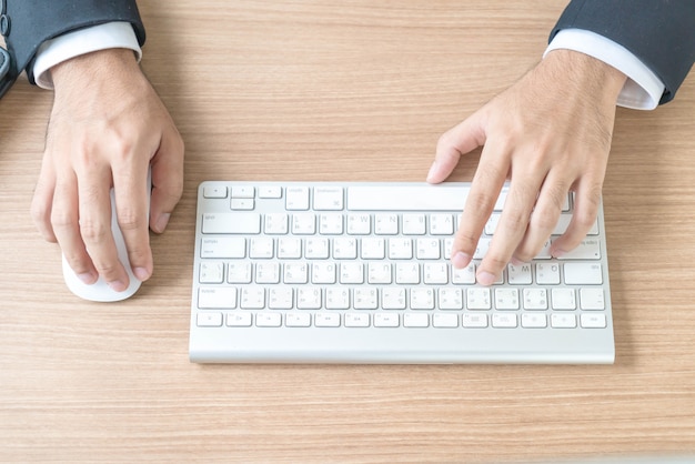 Foto close-uphand van zakenman die computer met behulp van