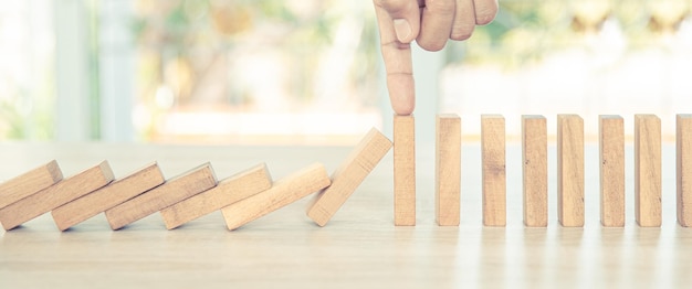 Foto close-uphand voorkomt dat houten blok niet valt