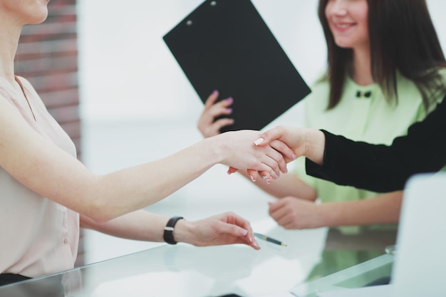 Close uphandshake van twee zakenvrouwen vrouw en business