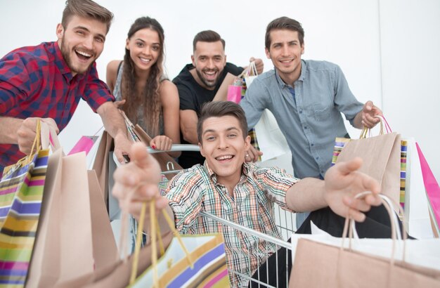 Foto primo piano gruppo felice di amici che acquistano