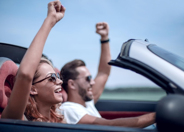 Close uphappy verliefde paar reizen in een auto