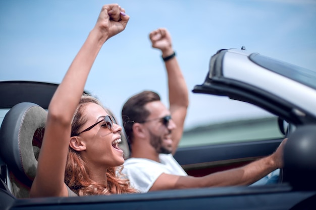Close uphappy verliefde paar reizen in een auto