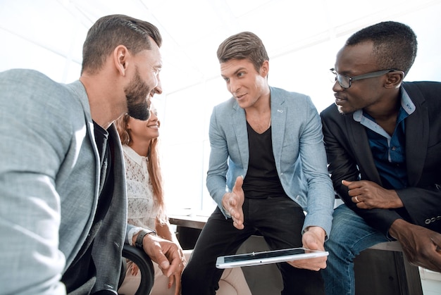 Foto close-uphet zakelijke team bespreekt nieuwe informatie