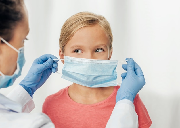 Foto close-upjong geitje dat medisch masker draagt