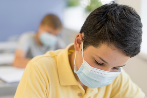 Close-upjongen met masker