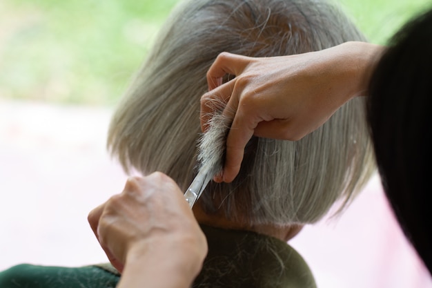 Close-upkapper met Schaar scherp haar