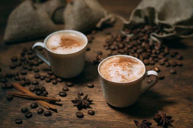 Close-upkoffiekoppen met geroosterde bonen