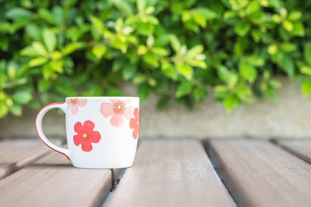 Close-upkop van koffie op houten lijst