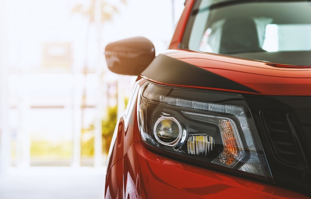 Close-upkoplamp rode auto met zacht-nadruk en meer dan licht op de achtergrond